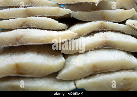 Europa, Spanien. Gefrorene Fischfilets auf dem Markt von Barcelona. Stockfoto