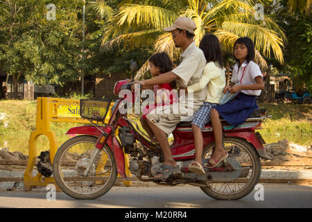 Siem Reap, Kambodscha - Januar 2014: eine Familie von 4 Personen auf einem Motorrad/Roller fahren auf der Straße Stockfoto