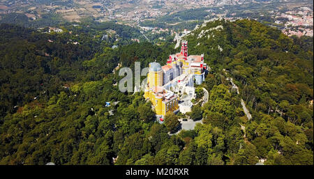 Luftaufnahme von Pena Palast im Jahre 1854 in Sintra, Portugal gebaut Stockfoto