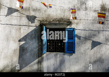 Alte Holz- Fenster der ländlichen Haus im Mekong Delta, Vietnam. Stockfoto