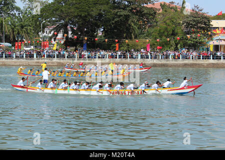 Traditionelle Drachenbootrennen Festival auf Ca Ty Fluss, Phan Thiet, Vietnam Stockfoto