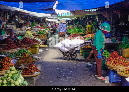 Long Xuyen, Vietnam - Sep 1, 2017. Menschen am lokalen Markt in Long Xuyen, Vietnam. Long Xuyen ist der provinziellen Stadt und Hauptstadt eines Giang Provi Stockfoto