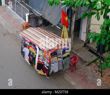 Chau Doc, Vietnam - Sep 3, 2017. Verkauf von Kleidung auf der Straße in Chau Doc, Vietnam. Chau Doc ist eine Stadt im Herzen des Mekong Delta in Vietnam. Stockfoto