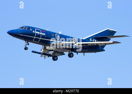 LEEUWARDEN, Niederlande - 15 April, 2015: Dassault Falcon 20 Ziel abschleppen Flugzeug von Cobham Aviation Services Landung auf Leeuwarden Airbase. Stockfoto