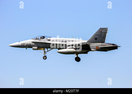 LEEUWARDEN, Niederlande - 15 April, 2015: Spanische Luftwaffe Boeing F/A-18 Hornet Kampfjet Flugzeug Landung während der Übung Frisian Flag. Stockfoto