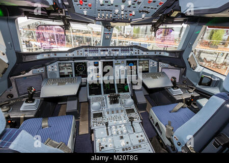 PARIS - 18. Juni 2015: Airbus A380 Cockpit. Die A380 ist das größte Passagierflugzeug der Welt. Stockfoto