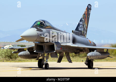 ZARAGOZA, SPANIEN - Mai 20,2016: Spanische Luftwaffe Eurofighter Typhoon fighter Jet plane Rollen auf Zaragoza Airbase. Stockfoto