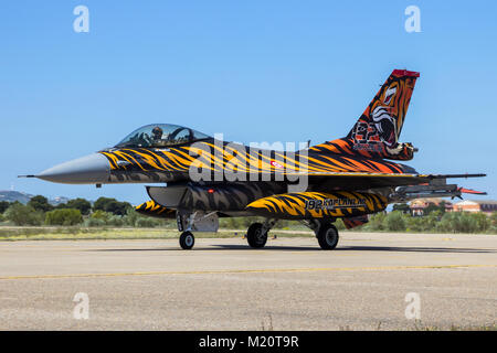 ZARAGOZA, SPANIEN - Mai 20,2016: Spezielle lackiert Turkish Air Force F-16 Fighter Jet plane Rollen auf Zaragoza Airbase. Stockfoto