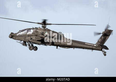 EINDHOVEN, Niederlande - 27.Oktober 2017: militärische Boeing AH-64 Apache Kampfhubschrauber im Flug. Stockfoto