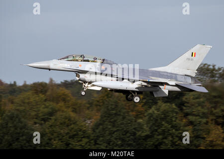 EINDHOVEN, Niederlande - 27.Oktober 2017: der belgischen Luftwaffe F-16 Fighter jet Vorbeiflug. Stockfoto