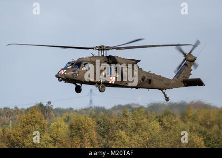 EINDHOVEN, Niederlande - 27.Oktober 2017: United States Army Sikorsky UH-60 Blackhawk Hubschrauber im Flug. Stockfoto