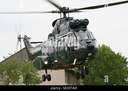 BONN, Deutschland - 22. MAI 2010: Bundesgrenzschutz Eurocopter AS-332 L1 Super Puma Helikopter, die während der bundesgrenzschutz Open House bei Bon Stockfoto
