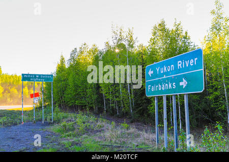 Dalton Highway, Alaska, USA - 24. Mai 2017: Eingang der Dalton Highway mit einem Straßenschild anzeigen Der Weg zum Yukon River und Fairbanks. Stockfoto