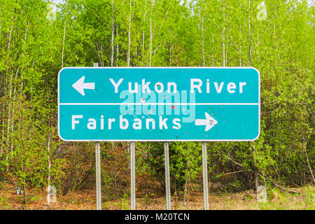 Dalton Highway, Alaska, USA - 24. Mai 2017: Street Sign anzeigen Der Weg zum Yukon River und Fairbanks. Stockfoto