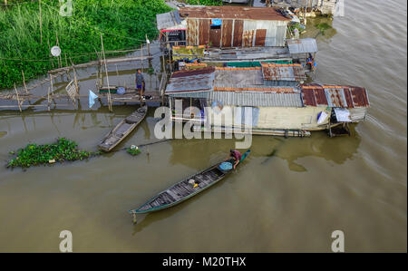 Chau Doc, Vietnam - Sep 1, 2017. Schwimmende Häuser auf Bassac River in Chau Doc, Vietnam. Chau Doc ist eine Stadt im Herzen des Mekong Delta, in Vietnam. Stockfoto
