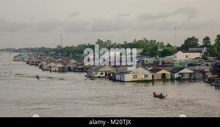 Chau Doc, Vietnam - Sep 1, 2017. Schwimmende Häuser am Mekong in Chau Doc, Vietnam. Chau Doc ist eine Stadt im Herzen des Mekong Delta, in Vietnam. Stockfoto