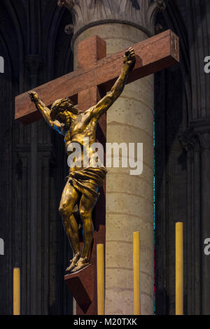 Skulptur von Christus am Kreuz in der Kathedrale von Rouen, Normandie, Frankreich Stockfoto