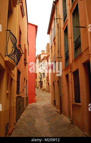 Eine bunte Straße in Collioure im Süden Frankreichs Stockfoto