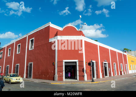 Valladolid, Yucatan, eine rote Kolonialarchitektur in der Straße Stockfoto