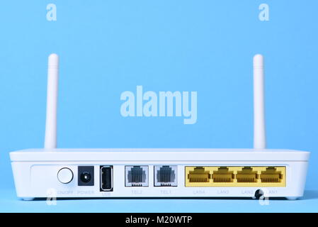 Wireless Router Netzwerk mit Kabel auf blauem Hintergrund Stockfoto