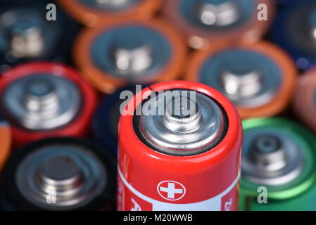 Nahaufnahme von Alkali-Mangan-Batterien mit selektiven Fokus auf einzelne Stockfoto
