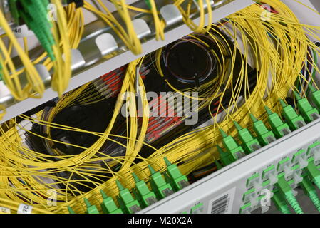 Patch-kabel Kabel und Spleißen der Fasern auf Spice Fach in Optical Distribution Frame Stockfoto