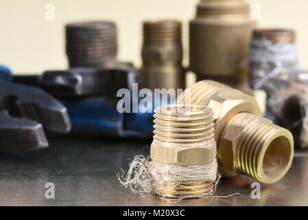 Altes Messing Armaturen für Wasser und Gas. Stockfoto