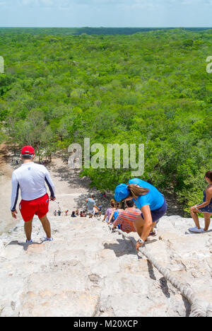 Coba, Quintana Roo, Mexiko, Touristen, die von der Spitze der Coba-Pyramide absteigen. Nur Editorial. Stockfoto