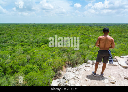 Coba, Quintana Roo, Mexiko, 22. Mai 2017, Touristen, die von der Spitze der Coba-Pyramide über eine Dschungellandschaft blicken. Nur Editorial. Stockfoto