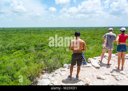 Coba, Quintana Roo, Mexiko, 22. Mai 2017, Touristen, die von der Spitze der Coba-Pyramide über eine Dschungellandschaft blicken. Nur Editorial. Stockfoto