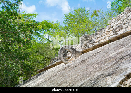 Coba, Quintana Roo, Mexiko, Ein Loch zum Spielen mit einem Ball am Hang der Pyramide. Nur Editorial. Stockfoto