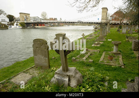 Allerheiligen Friedhof an der Themse und die Hängebrücke Marlow Brücke entworfen von William Tierney Clark im XIX Jahrhundert in Marlow, Buckingh Stockfoto