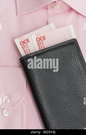 Rosa Shirt mit zweihundert Yuan in der Mappe. Close Up. Stockfoto