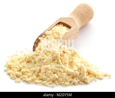Gramm Mehl in eine hölzerne Schaufel auf weißem Hintergrund Stockfoto