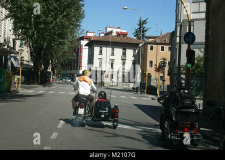 Motorrad mit Beiwagen auf den Straßen von Udine, Italien Stockfoto
