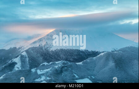 Sonnenaufgang in den Bergen von Ubina, zwischen Asturien und Leon, an einem Wintertag mit viel Schnee, in den frühen Morgenstunden zu fotografieren, die eindeutigen Farben Stockfoto