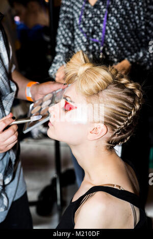 Blatt XIA Modelle fertig vor der Show. Backstage bei den Fashion Scout 2017. SS 18. Stockfoto