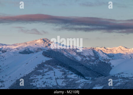 Sonnenaufgang in den Bergen von Ubina, zwischen Asturien und Leon, an einem Wintertag mit viel Schnee, in den frühen Morgenstunden zu fotografieren, die eindeutigen Farben Stockfoto