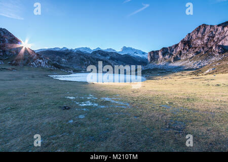 Spektakulär und bunten Sonnenuntergang in den Seen von Covadonga, Asturien, in der sehr kalten Wintertag, wo Sie die wunderschönen Farben der Wolken sehen können, Stockfoto