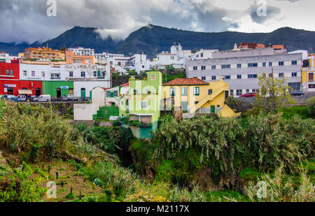 Traditionelle kanarische townand Häuser auf einem steilen Hügel gebaut. Los Realejos, Teneriffa 2016 Stockfoto