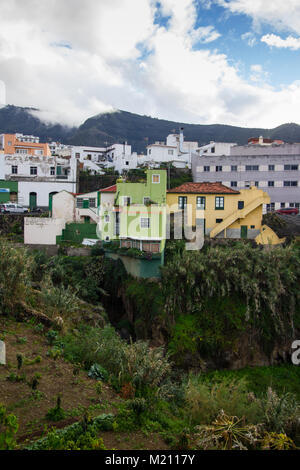 Traditionelle kanarische townand Häuser auf einem steilen Hügel gebaut. Los Realejos, Teneriffa 2016 Stockfoto