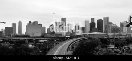 Erhöhte Autobahnen und der urbanen Landschaft von Houston Texas gehen Stockfoto