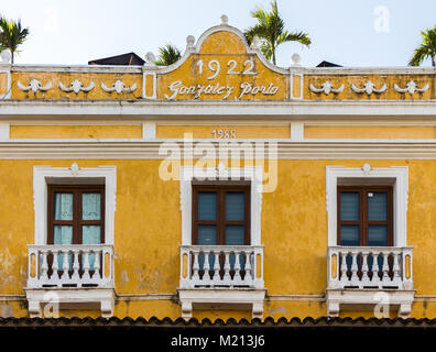 Cartagena, Kolumbien - Januar 23th, 2018: Detail der Fassade des Hotel del Reloj Kolonialstil gelbe Farbe mit dem Namen Gonzalez Porto an der Stockfoto