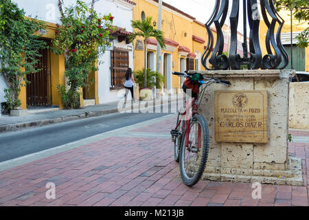 Cartagena, Kolumbien - Januar 23th, 2018: ein Fahrrad an der Zisterne der Plazoleta del Pozo in Getsemani Bezirk in Cartagena, Kolumbien. Stockfoto