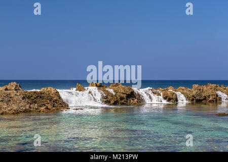 Blick auf Lava Rock Wasserfall bei Sharks Cove in Pupukea, Oahu Hawaii Stockfoto