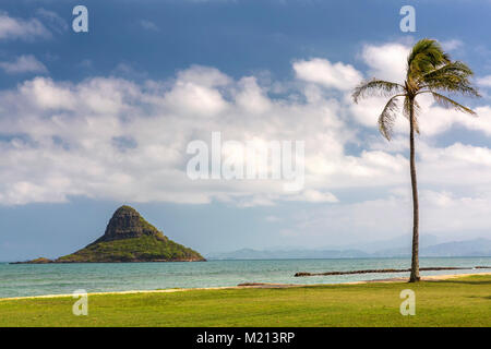Blick auf die Insel Mokoli'i (früher bekannt als der veraltete Begriff „Chinaman's hat“) von Kuala Point, Oahu, Hawaii Stockfoto