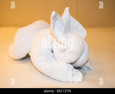 Gefaltete Bad Handtuch in der Form von Bunny Kaninchen. Stockfoto