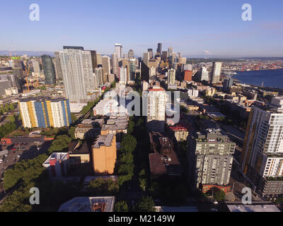 Mount Rainier ist 75 Meilen entfernt von den Gebäuden und Piers von Seattle gesehen werden. Stockfoto