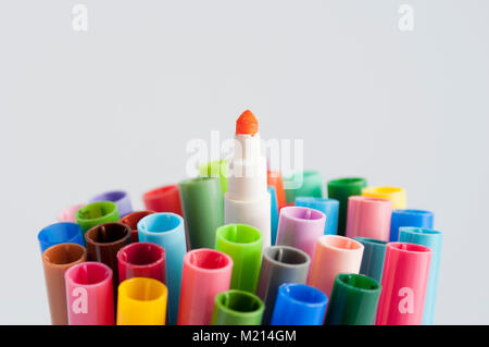 Aufrechte Folienschreiber Kugelschreiber mit verschiedenen farbigen Kappen auf weißem Hintergrund mit verschlossen orangen Marker Tipp nach oben über den anderen Stockfoto