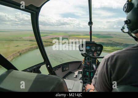 Bassano Dam, Alberta, Kanada. Luftaufnahme Blick nach Süden von hinter dem Cockpit eines Hubschraubers im Sommer. Stockfoto